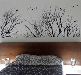 מדבקת קיר - ענפים וציפורים בראש המיטה
